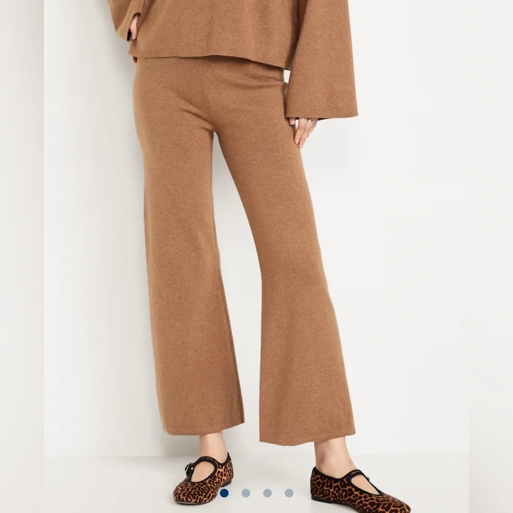 Cropped Kick-Flare Sweater Pants in black size L by Old Navy